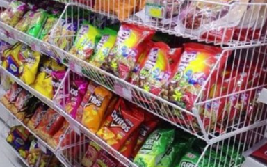 嚴厲打擊向未成年人銷售低俗包裝食品行為，保障青少年健康成長